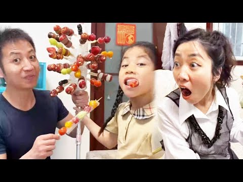 东东喊要糖葫芦，爸爸秒递豪华版喂嘴里！东妈举醋瓶：合着我连句撒娇都不配？【东东一家】