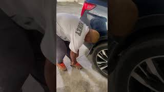 Mientras su esposo dormía su amante, la visitaba en el estacionamiento