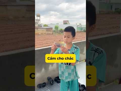 Cầm cho chắc mới được #shorts  #mecon #haihuoc #vuichoicungcon #funny