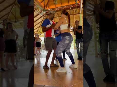 Quien lo hizo mejor ? Bachata en Bonao/ Junior, Gary, Roivy, Cezar y Carolina /