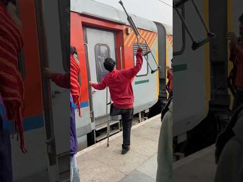 खोल दे वरना तोड़ दूँगा #delhimetro #metro #train #railwaystation #shorts #funny