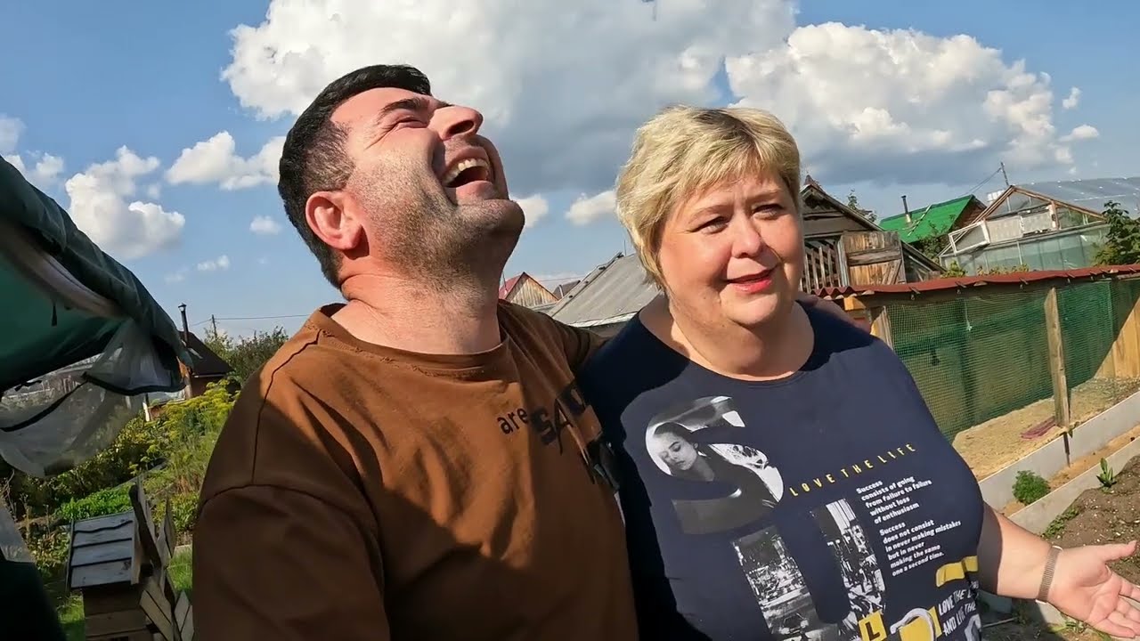 На даче убираем в теплице и на улице. Не ожидали столько огурчиков в сентябре
