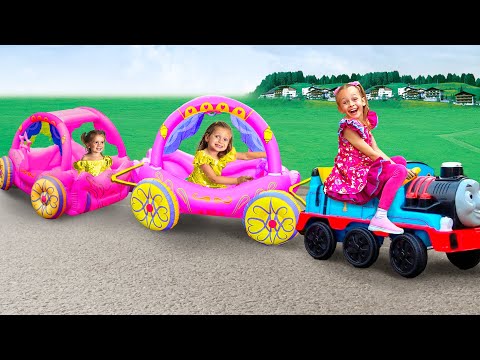 Maya e família brincam com carros infantis