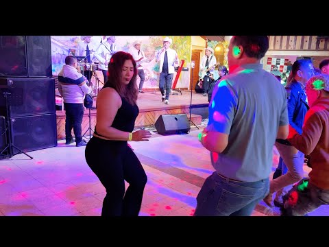 Linda y hermosa pareja bailan rancheras al ritmo de LOS VILLANOS DE COLTAUCO