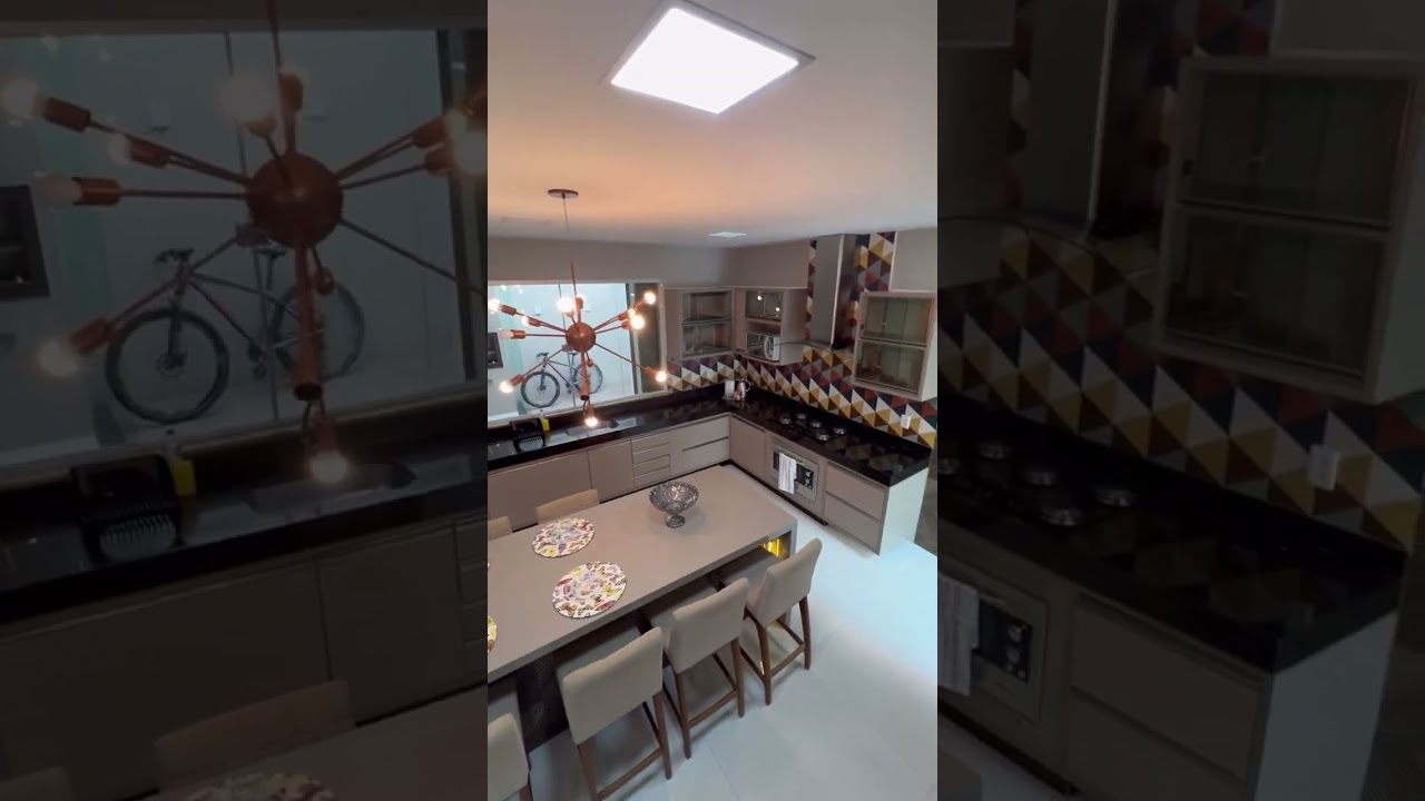 casa de alto padrão, com suite com armário, cama, colchão, TV, ar condicionado, sacada;  2 quartos, sendo com com armário e ar condiconado,banheiros e lavabo com armários,  sala/copa com TV, sofá, jogo de mesa, área goumert com churrasqueira, mesa, cadeiras, ducha. 2 vagas garagem . 