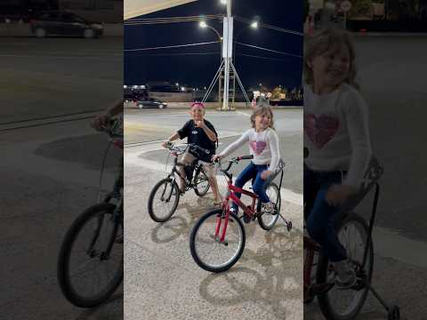 De bike com minha irmã 🤩 #bike #viral #funny #cute #fyp #montadinha