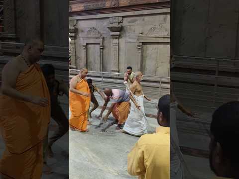 |ಪೂಜ್ಯಾಯ ರಾಘವೇಂದ್ರಾಯ ಸತ್ಯ ಧರ್ಮ ರಥಾಯಚ ಬಜತಂ ಕಲ್ಪ ವೃಕ್ಷಾಯ ನಮತಾಂ ಕಾಮದೇಹ್ನವೇ|