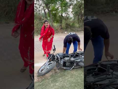 Delhi wali ne bike gira di 🤣😝 #youtube #comedy #shorts #funny #couple #marriedlife #love