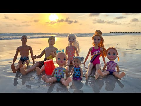 Beach day ! Elsa & Anna toddlers - sand play - water fun - Barbie dolls