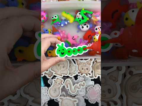 Coloring the worm on Christmas A2673