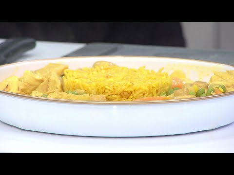 الدجاج بالكاري وسلطة شعيرية الأرز البني مع الخضار