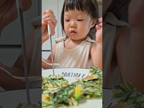 할미의 부추부침개 & 아빠와 소통안됨 ㅋㅋㅋ #아기먹방 #귀여운아기