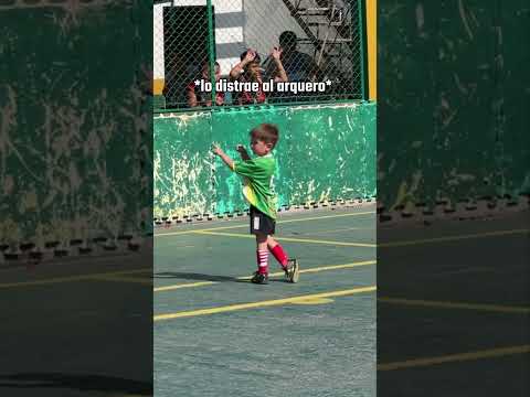 CUANDO TE MANDAN A JUGAR DE 9 😂⚽ #babyfutbol #futbol #potrero #argentina