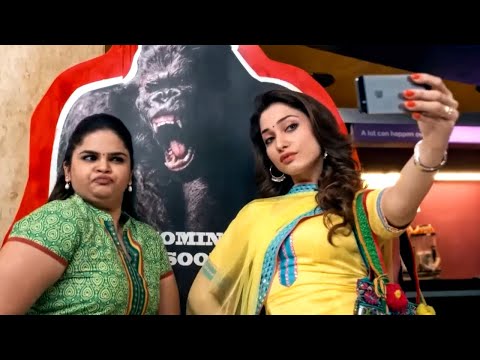 Tamannah Bhatia और Vidyullekha Raman अजीब गरीब चेहरा बना कर सेल्फी ले रहे हैं