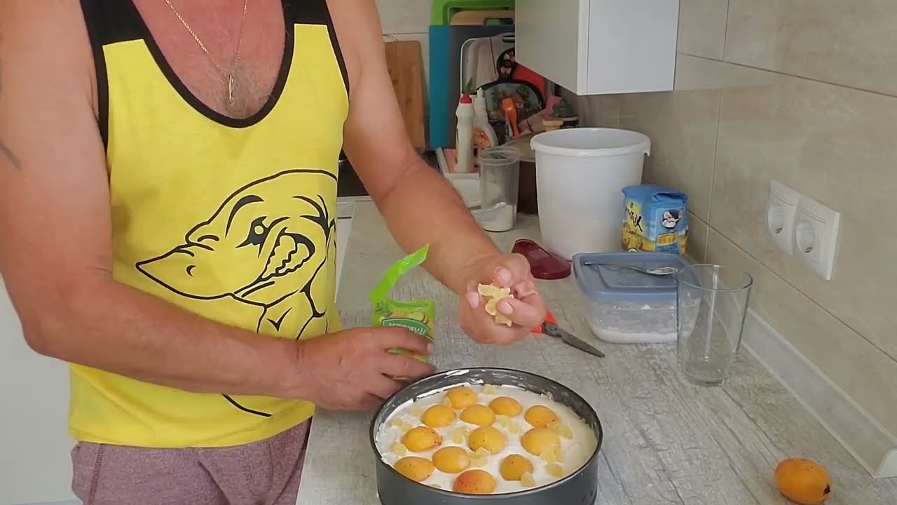 Кисло-сладкий творожный пирог с абрикосами и цукатами