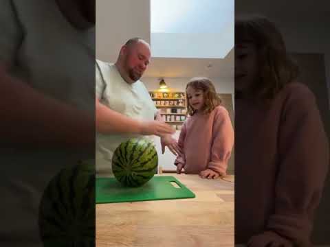 Se grababa jugando junto a su hija...