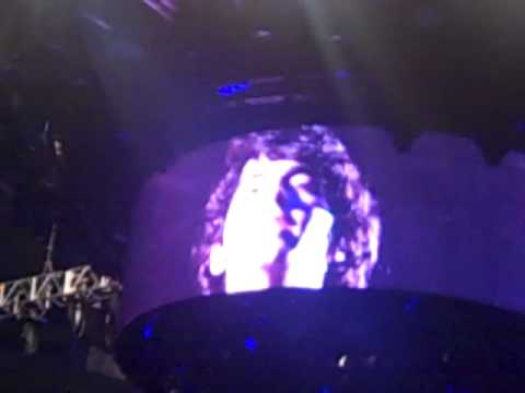 Joe Jonas Blubbers On Stage; 18,000 Underage Girls Console Him