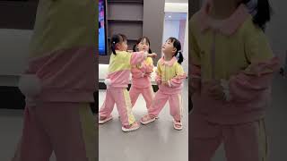 给哥哥姐姐们表演一个大家，像不像！ #三胞胎 #家有萌娃 #vlog #爸爸带娃 #lovelybaby #lovely #cute #funny #搞笑 #sister #family #girls