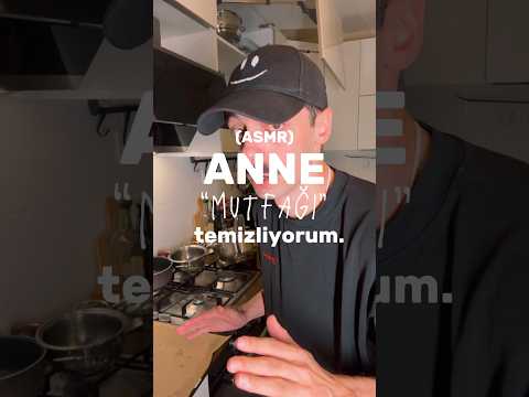 Annemin mutfağını temizliyorum.
