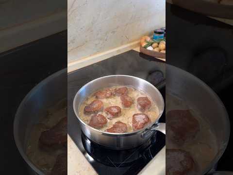 Медальоны в сливочно-грибном соусе