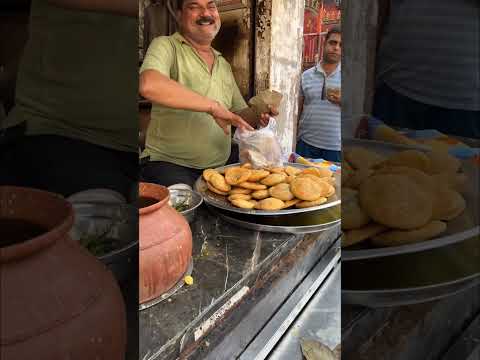 Firozabad Ke Pandit Ji Ki Raita Kachori Khane Ke Liye Line Lagti Hai | Indian Street Food