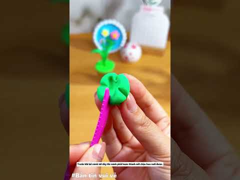 Lấy chiếc ly của bố để làm chậu cây mini đặt ở bàn học