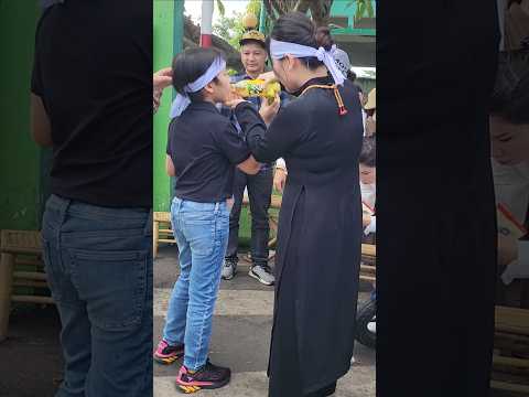 Vợ Quý Bình Và Con Trai Nghẹn Ngào Đứng Đợi Phà Đưa Tiễn Cha Về Nơi An Nghỉ
