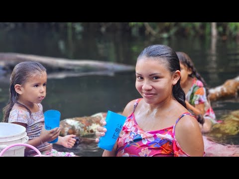 DAIELE MOSTRA SUA ROTINA: LAVANDO ROUPAS NO IGARAPÉ❤️