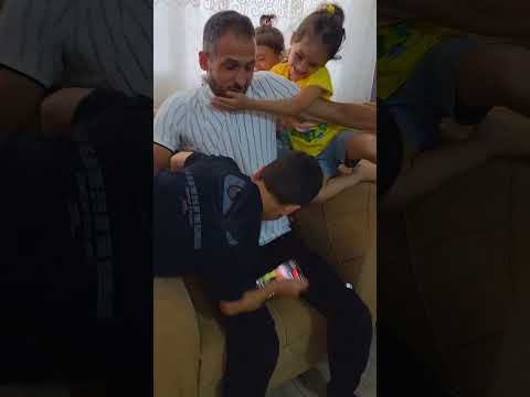 عم يراقبو بابا ايمت بحط التلفون🤣وهجمو عليه😳@LoLo-Ghazal