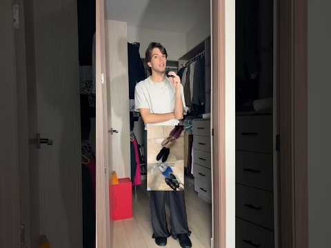 Los zapatos de su mama desde el closet hasta ls puerta principal!!