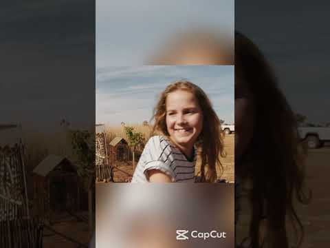 une fille renvoie un lion blanc à la nature