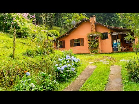 SÍTIO RÚSTICO DECORADO com ESCULTURAS de MADEIRA