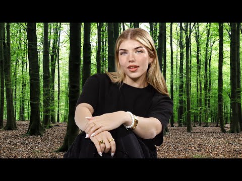 Diese Frau kackt im Wald