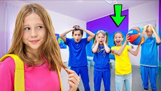 Nastya giúp các bạn của mình làm quen với ngày đầu tiên ở ngôi trường mới