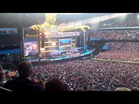 Progress Live 2011: Robbie Performs Let Me Entertain You & Rock DJ At Manchester (11 June)