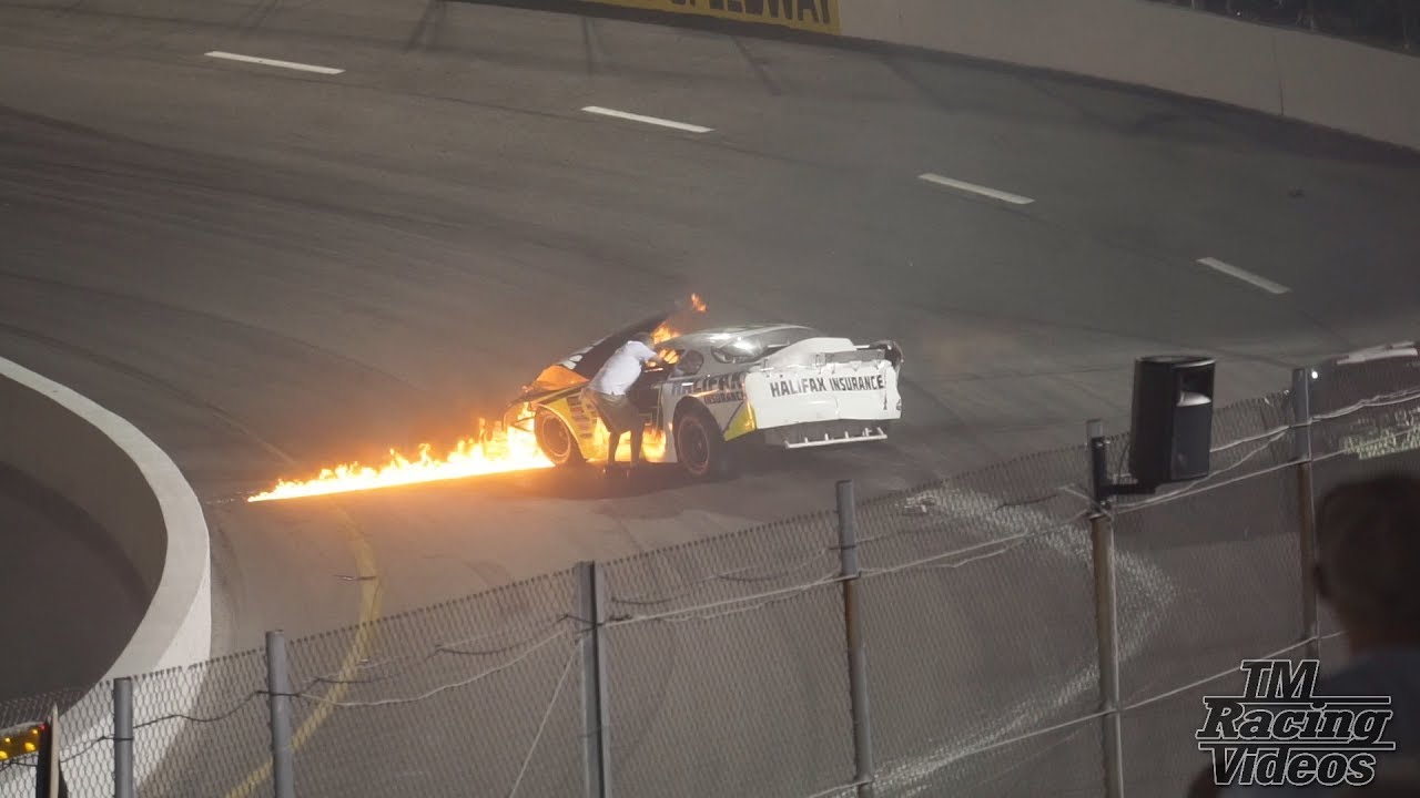 Отец гонщика NASCAR Джоунса вытащил сына из горящего автомобиля. Видео