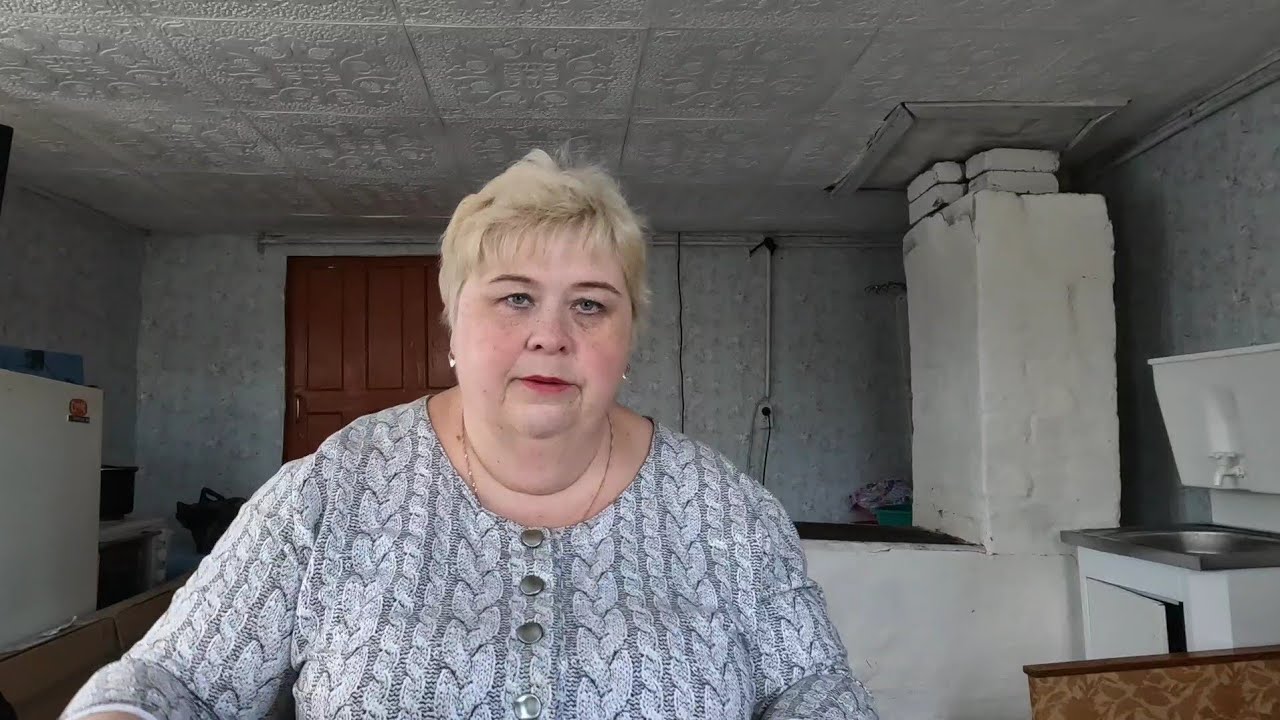 На даче переделываем грядки. На обед первые зелёные щи очень вкусные.