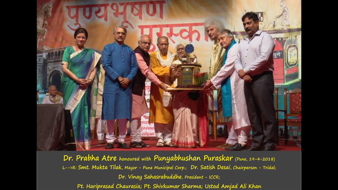 Dr. PRABHA ATRE felicitated by Pt. HARIPRASAD CHAURASIA, Pt. SHIVKUMAR SHARMA & Usd. AMJAD ALI KHAN