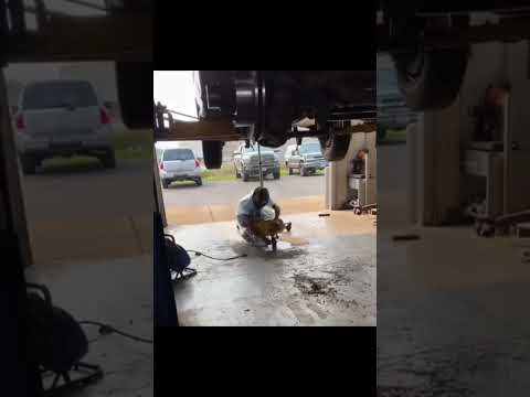 Wenn du denkst, du bist der Rohr-Meister… und die Werkstatt macht dich zum Springbrunnen 💦🔧