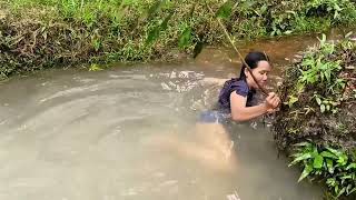 Main basah2an di kebun saat hujan