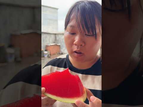 Bà lão muốn ăn dưa hấu kì lạ