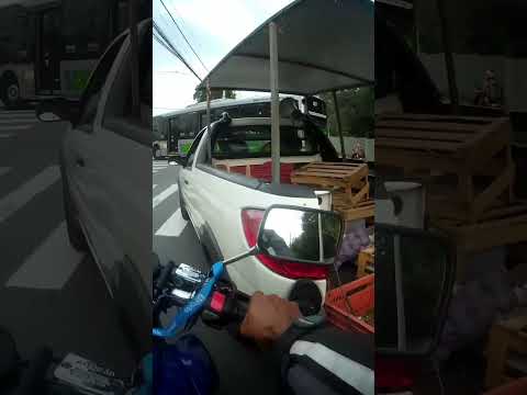 mulher empurrando o carro com seu marido não aguentei e ajudei #guincho #empurrar #união #casal