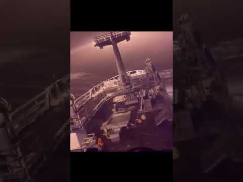 enormes olas de mas de 20 metros captadas en video haciendo temblar a los enormes barcos en altamar