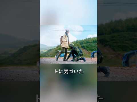 女性の記者が不小心に地雷を踏んでしまい、パトロール中だった兵士に出会った