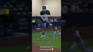 Le pego al pitcher en la rodilla