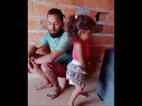 menina forrozeira ao lado do papai