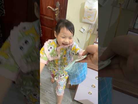 Thối vui mừng khi được cô Yến mua kẹo sáp cho.