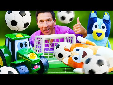 Bluey, Bingo et Johnny le tracteur jouent au football ! 🐶⚽️🚜Jeux avec jouets pour enfants