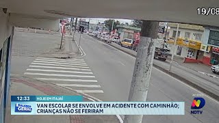 Caminhão colide com van escolar em Itajaí, mas crianças ficam ilesas
