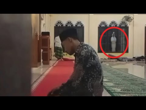 Penampakan Pocong di Jendela Masjid Menjelang Subuh ?